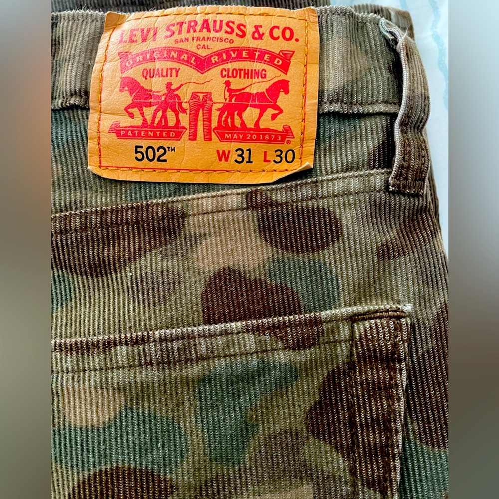 Nwot excellent condition never worn Levi’s camouflage corduroy jeans